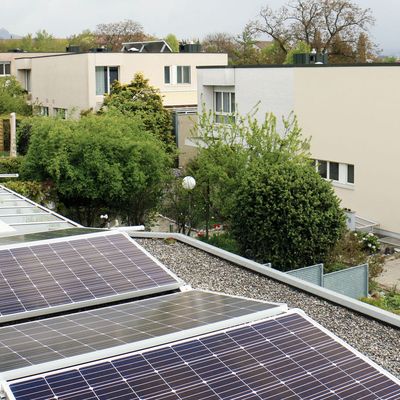 Le client Daniel Oetterli de Worblaufen présente son installation solaire