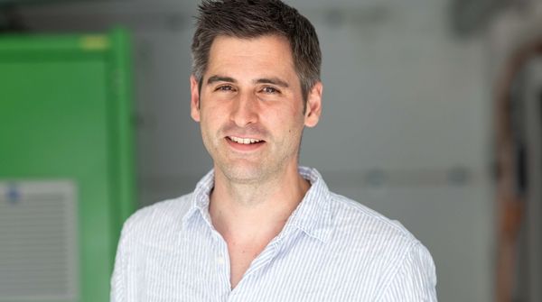 Portrait von Mathias Fernandez, Geschäftsführer von S + F Solutions im Labor.
