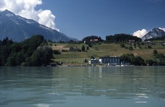 Centrale hydroélectrique de Spiez avec l’étang de Spiezmoos