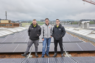 Viktor Wagner (l.) und Jonas Zumsteg (r.)  zusammen mit Christophe Weder (Mitte), dem Werkhofchef von Frutiger,  auf dem Areal in Uetendorf.