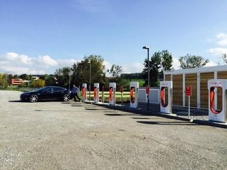 Tesla Supercharger Station in Rubigen bei Bern
