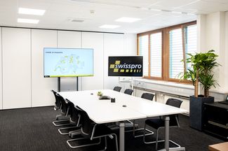 Sitzungszimmer mit Videokonferenzsystem