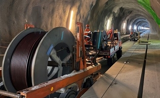 Die Curea-Crew beim Verlegen der Kabel im neuen Albulatunnel. Im Tunnel können die Fahrzeuge nicht kreuzen, was die Planung knifflig macht.