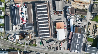 Das Areal der Frutiger Gruppe in Uetendorf BE mit allen Solardächern mit einer Drohne aufgenommen