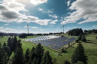 Image installation solaire et éoliennes Mont Soleil