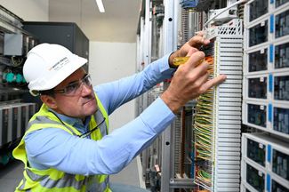 Stefan Luggen contrôle le câblage dans la centrale d’alerte d’incendie.