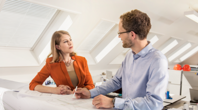 Mann und Frau in Sitzungsgespräch