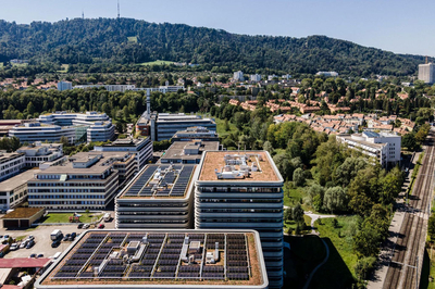 Tout aussi exemplaire: le complexe immobilier Tic, Tric et Trac de Zurich abrite la plus grande installation thermique solaire de Suisse. C’est Swisspro Automation, une entreprise du réseau de BKW, qui s’est chargée de son installation. 