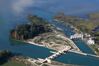 Centrale électrique avec une échelle à poissons d'en haut