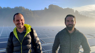 deux hommes devant une installation solaire