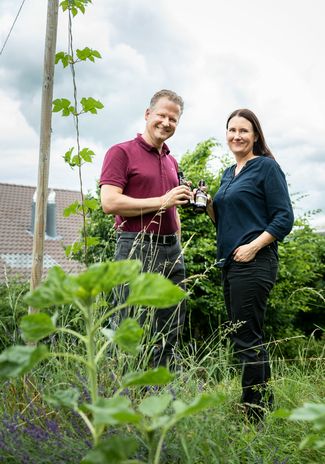 Frieso et Sybille Aeschbacher en trinquant.