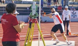 Die Weitenmessung darf die Sportlerinnen und Sportler auf keinen Fall stören.