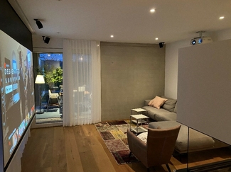 Wohnzimmer mit Lichtinstallationen