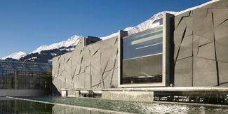 Le béton de Vigier est utilisé pour la construction de bâtiments, par exemple la maison tropicale de Frutigen.