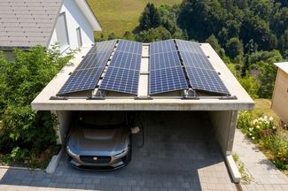 Ökologisch optimal: Die Photovoltaikanlage auf dem Dach liefert Sonnenstrom für das eigene E-Fahrzeug.