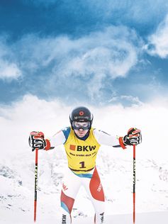 Swissski Fahrer Mauro Caviezel mit Ausrüstung im Schnee