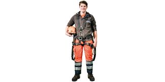 Netzelektriker stehend mit Helm unter dem Arm und Schnallgürtel