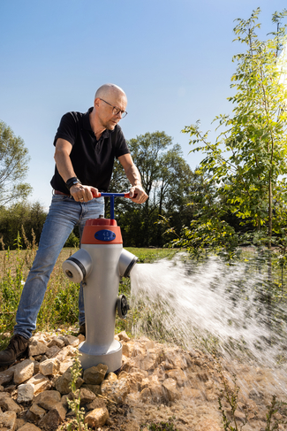 Rolf Heinis, Produktmanager bei der Hinni AG, dreht einen Hydranten auf.