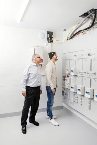 Vermieter Heinz Suter und Silvan Riedweg, BKW, Smart Energy Sales Spezialist, in der Elektronikzentrale des Neubaus.