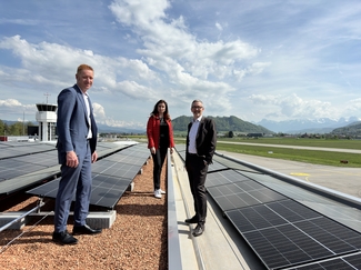 Frédéric Palli, Margarita Aleksieva und Urs Ryf stehen auf dem Dach des Flughafenterminals Bern neben einer der neuen Photovoltaikanlagen.