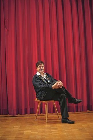 Rolf Studer, Gebietsleiter Solothurn des BKW Geschäftsbereichs Netze, fühlt sich auf der Bühne wie zu Hause. Dort spielt er Theater, jodelt oder singt.