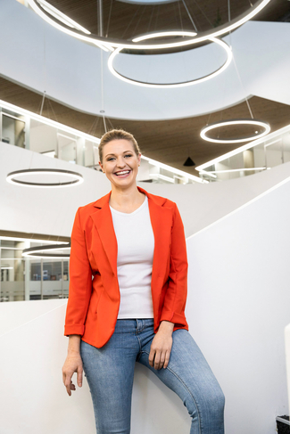 Johanna Lippitz se tient devant l'escalier