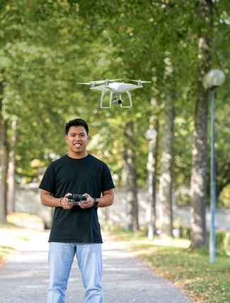 Joel, Lernender Mediamatiker, steuert eine Drohne