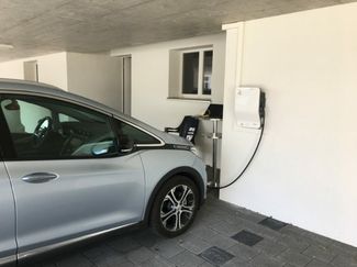 Ici, Hubert Schibli recharge son véhicule électrique. Il a également installé une deuxième station de recharge. (Elektrobedarf Troller AG)