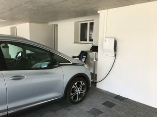 Hier speist Hubert Schibli sein E-Fahrzeug mit Strom. Er hat noch eine zweite Ladestation installiert. (Elektrobedarf Troller AG)