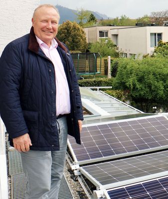 Kunde Daniel Oetterli aus Worblaufen zeigt seine Solaranlage