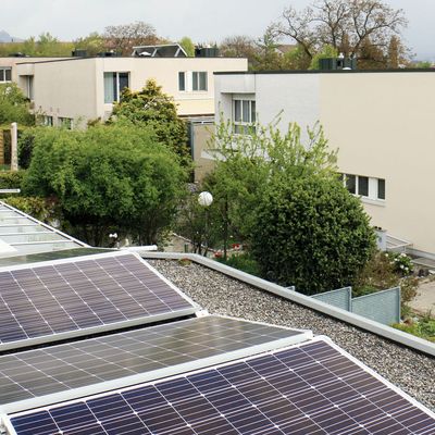 Le client Daniel Oetterli de Worblaufen présente son installation solaire