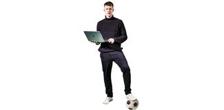 Kaufmann stehend mit Laptop in der Hand und Fussball unter einem Fuss