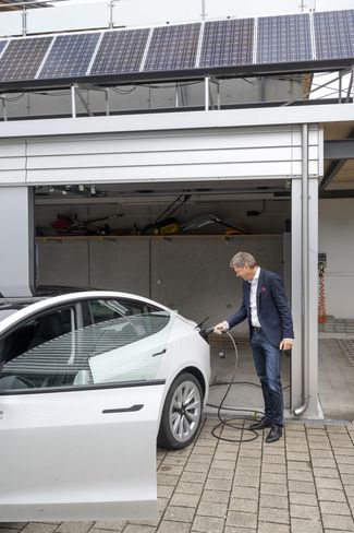Jürg Grossen alimente sa voiture électrique