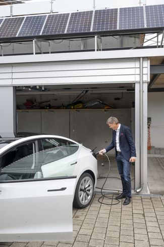 Jürg Grossen tankt sein Elektroauto