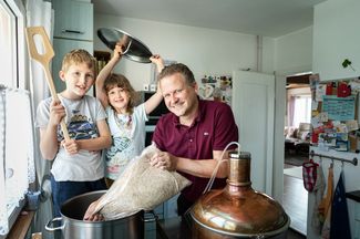 Frieso Aeschbacher et ses enfants en brassant la bière..