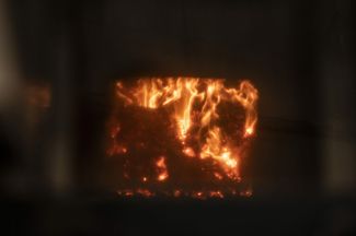 L’écorce est brûlée dans ce four pour produire de la chaleur.