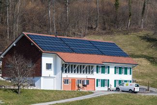 Bauernhaus mit Photovoltaikanlage
