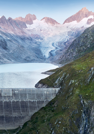 Staumauer mit See und Gletscher im Hintergrund