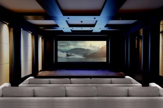 Raum mit installiertem Home Cinema