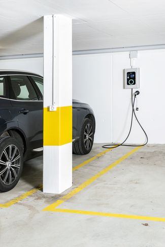 Voiture électrique à la station de recharge dans un parking souterrain