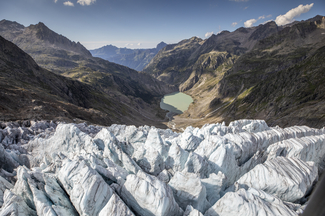 Image de Glacier du Trift, à l'arrière-plan se trouve le Triftsee