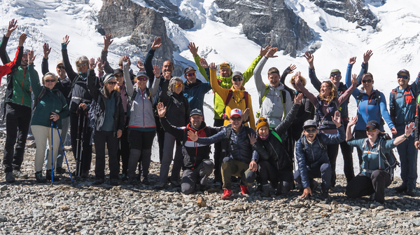 Wendy Holdener und ihre Fans posieren auf dem Gletscher