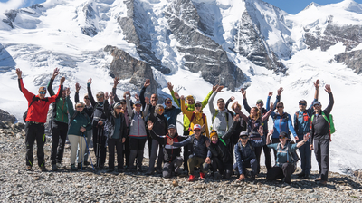 Wendy Holdener und ihre Fans posieren auf dem Gletscher