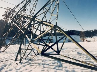 Un pylòne plié par la tempête «Lothar».