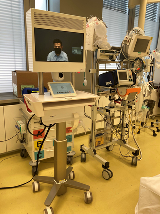 Rollbare Videokonferenz-Einheit in einem Spitalzimmer