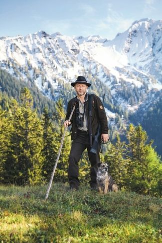 Crispin Joos, Bereichsleiter Telecom der Curea Elektro AG, fühlt sich in der Natur seines Heimatkantons Graubünden zu Hause. Hier geht er gerne zusammen mit Border-Terrier-Hündin Lucy auf die Jagd.
