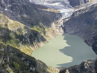 Simulationsbild: Unterhalb des Triftgletschers liegt als Simulation der Triftstausee mit einer Staumauer