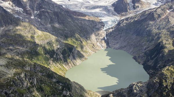 Simulationsbild: Unterhalb des Triftgletschers liegt als Simulation der Triftstausee mit einer Staumauer