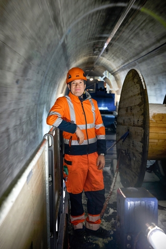 Florian Reichmuth steht im Tunnel