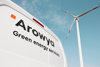 Eolienne vue de près avec l'inscription Arowya.